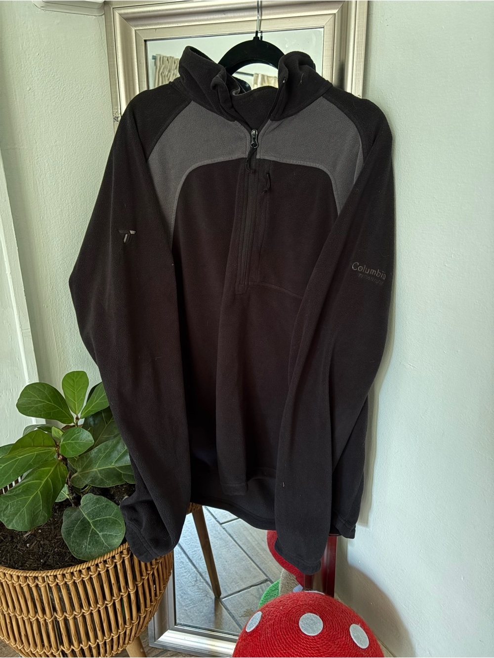 Columbia Titanium Men’s XXL Black with Gray Zip Fleece Pullover